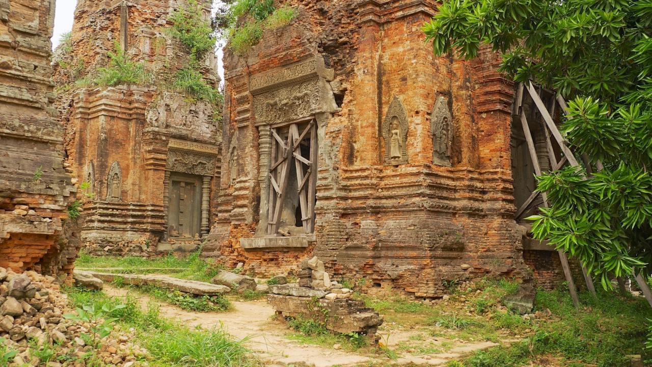 Ruins of the Lolei temple in Siem Reap, Cambodia.