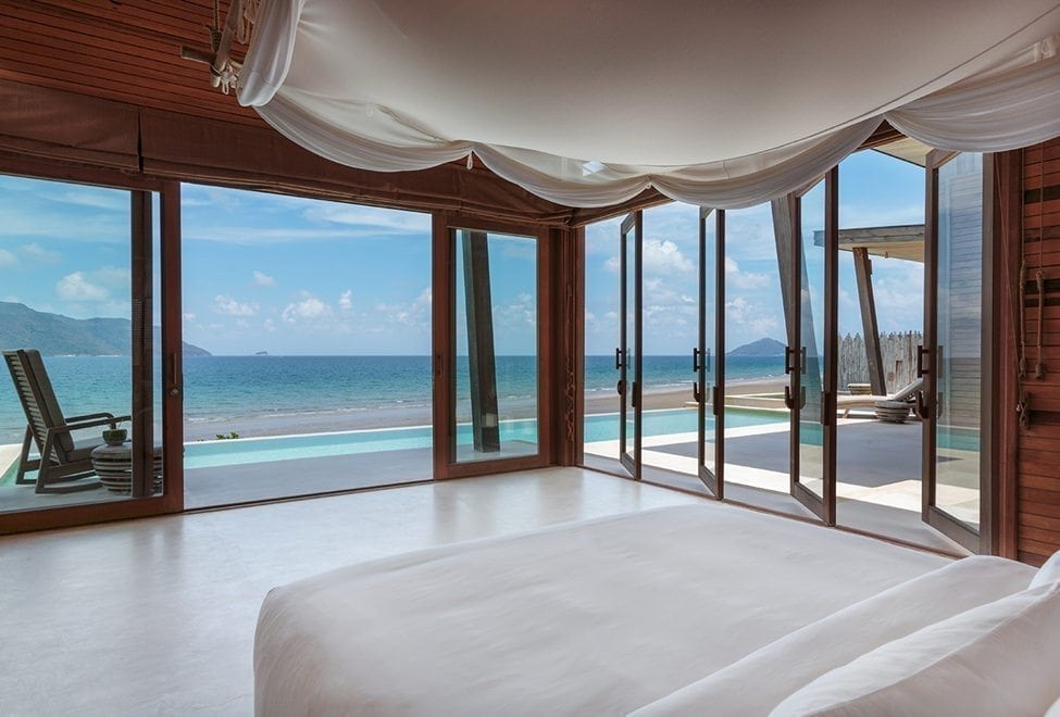 975x660_03_ocean_front_3_bedroom_villa_master_bedroom con dao island six senses