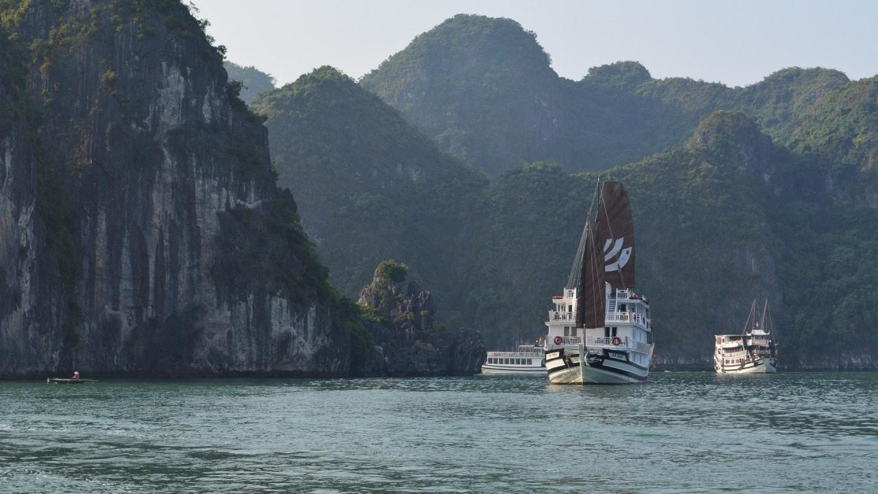 ha-long-bay-2404435_1920