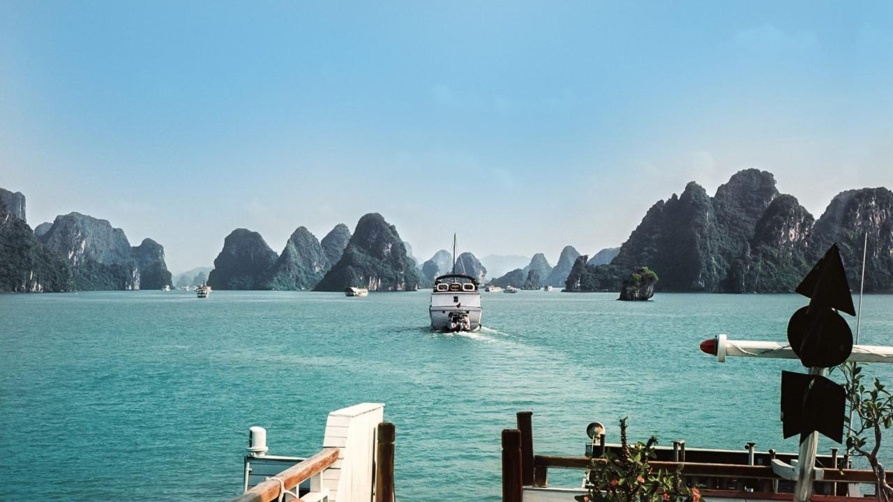 Traditional junk halong bay