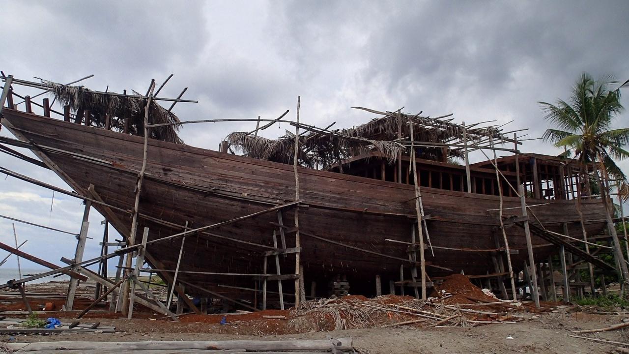 phinisi-1513942_1920 Tradtional Wooden Boat Construction Tana Beru