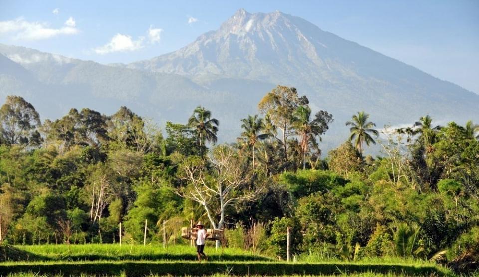 shutterstock_112290722 view-on-rinjani-volcano-lombok