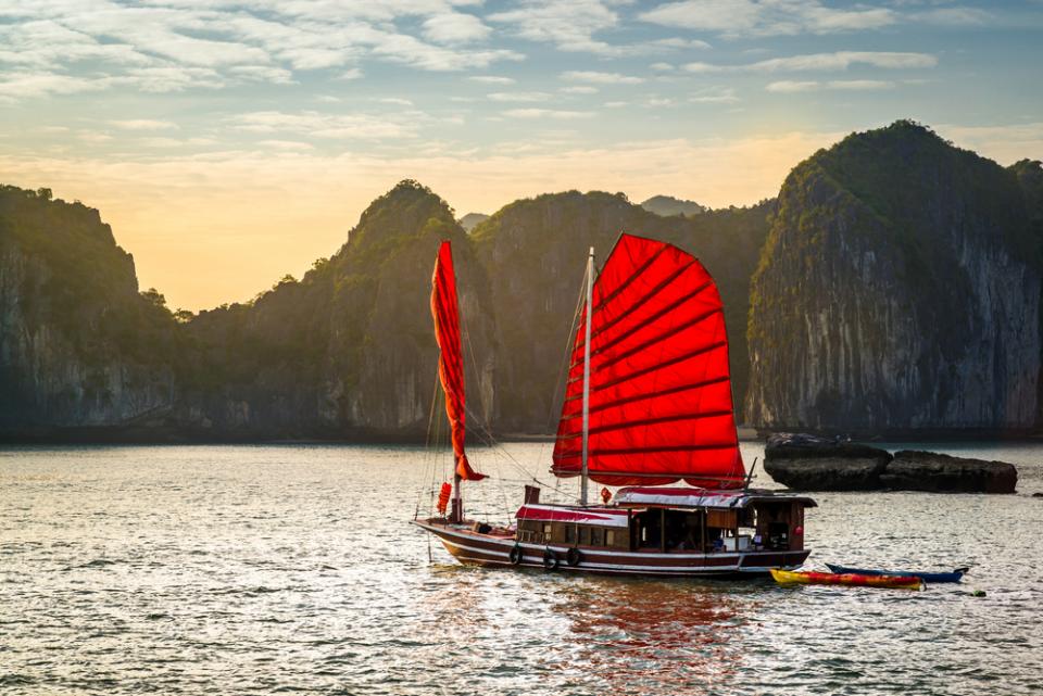 shutterstock_554045761 cat ba halong bay